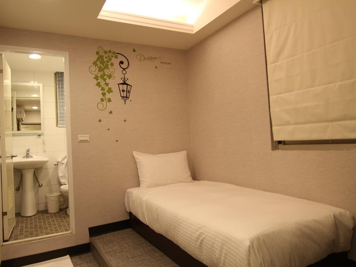 Holiday Fun Hostel Taipei Esterno foto