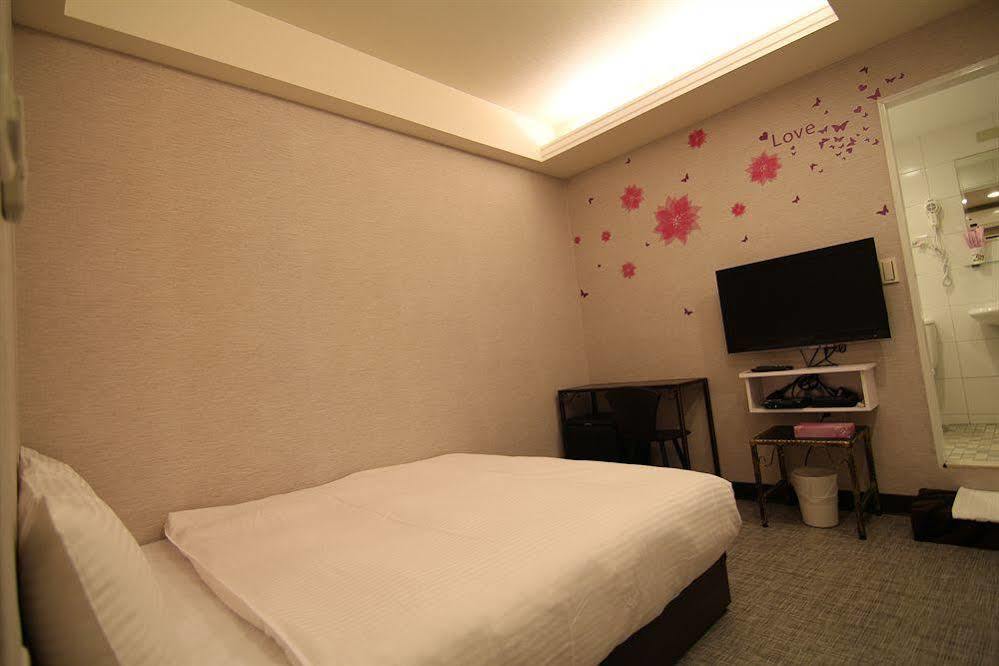 Holiday Fun Hostel Taipei Esterno foto